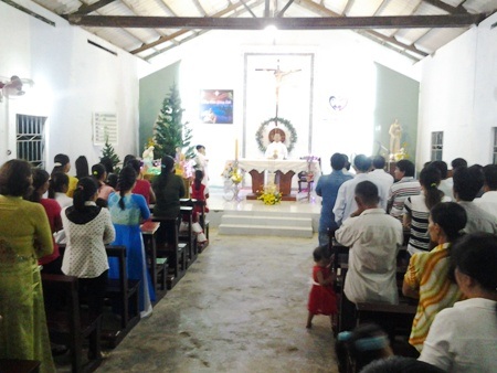 
Buổi lễ giáng sinh diễn ra ấm cúng tại nhà thờ Hòa Bình đêm 24/12, một nhà thờ nhỏ ở Bạc Liêu
