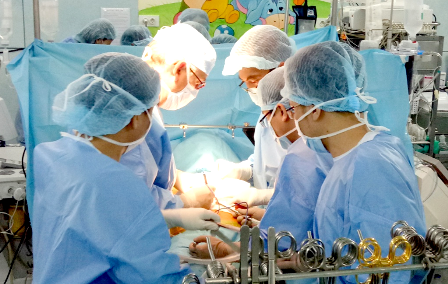 Cha hiến một phần gan, cứu con 1 tuổi đang cận kề cửa tử - 3 Sau khoảng 10 tiếng khẩn trương kỹ thuật cắt và ghép gan cho bệnh nhi đã được thực hiện thành công