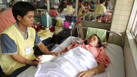 
Chị Mỹ Châu cũng bị gãy cột sống, dập lách, đa chấn thương
