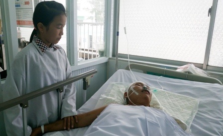 
Bé Hồng Thắm phải nghỉ học vào bệnh viện chăm sóc mẹ
