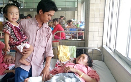 
Đứa con gái nhỏ khát sữa phải theo mẹ vào bệnh viện
