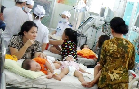 Tay chân miệng đang vào mùa dịch, phụ huynh cần chú trọng các biện pháp bảo vệ sức khỏe cho trẻ