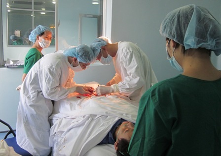 Nạn nhân đã được bác sĩ khâu lại da bìu rách, bảo tồn bộ phận tinh hoàn