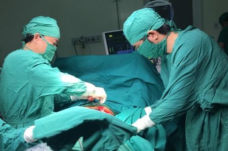 Nạn nhân rách bụng vì lưỡi cưa xẻ gỗ văng bất ngờ - 1 Các bác sĩ thực hiện cuộc phẫu thuật cấp cứu cho bệnh nhân