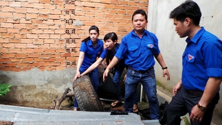 Vật liệu, đồ phế thải chứa nước sạch là môi trường muỗi truyền bệnh sinh sản và phát triển