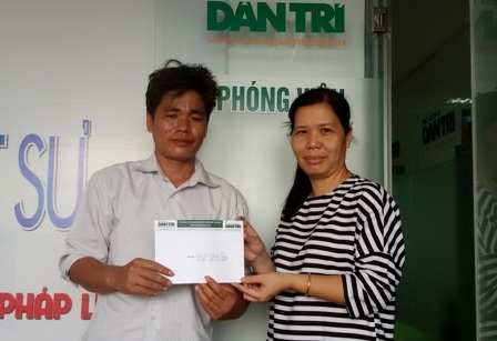 
Nhà báo Toàn Thắng, trao tiền bạn đọc hỗ trợ cho hai chị em Kim Thủy và Mỹ Châu
