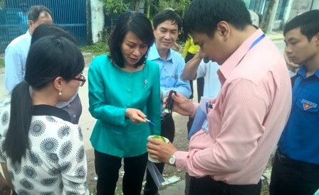 TPHCM: Thêm 6 trường hợp nhiễm vi rút Zika chỉ sau 1 ngày - 1 Phó Chủ tịch UBND thành phố Nguyễn Thị Thu (áo xanh) trong chuyến thị sát chống dịch tại quận 12