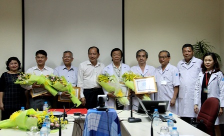 Sở Y tế đã khen thưởng cho các bác sĩ góp sức cứu sống bệnh nhi