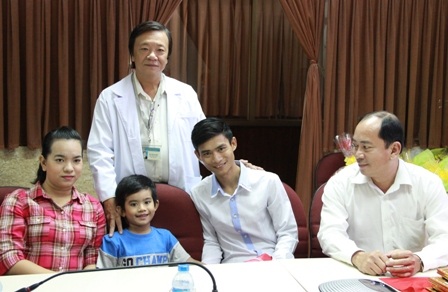 Y bác sĩ và gia đình vui mừng trước sự hồi phục sức khỏe rất nhanh của cháu