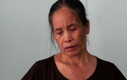 
Người mẹ nghèo nghẹn ngào bên giường bệnh của cô con gái khốn khổ
