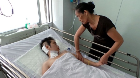 Người mẹ mù lâm vào nguy nan vì giữ sinh mạng cho con - 1