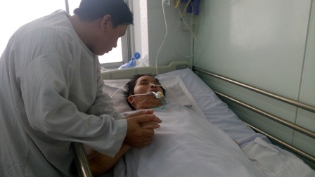 
Anh Thanh Sơn nắm chặt tay như muốn níu kéo sự sống của người vợ
