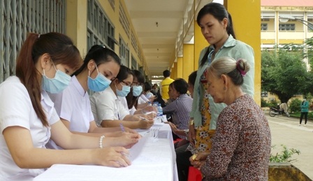 Khoảng 450 người cao tuổi diện chính sách, gia đình khó khăn đã được khám bệnh, phát thuốc miễn phí 