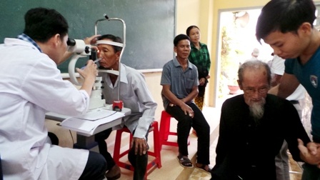 Khám bệnh miễn phí cho 450 người cao tuổi diện chính sách - 4