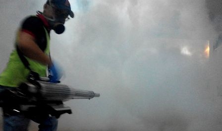 TPHCM: Số nạn nhân của vi rút Zika dồn dập tăng - 1 Phun hóa chất khói nóng là phương pháp diệt muỗi mới đang được thành phố thí điểm