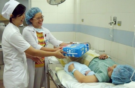 Nên thưởng cho những cặp vợ chồng thuộc khu vực có tỷ lệ sinh thấp để khuyến khích sinh đủ 2 con