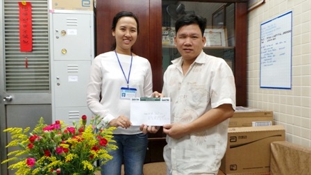 
Đại diện bệnh viện trao tiền bạn đọc Dân trí giúp đỡ cho vợ chồng anh Thanh Sơn
