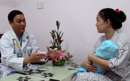 Chuyên gia y học cổ truyền "bác" quan niệm kiêng cữ sai lầm sau sinh - 1 Bác sĩ tư vấn cho sản phụ chăm sóc sức khỏe của mẹ và bé sau sinh