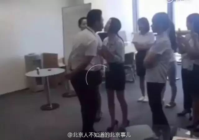 Xôn xao clip nhân viên nữ phải xếp hàng... hôn sếp nam hàng ngày - 2 Theo lời giải thích, đây là cách giúp gắn kết tình cảm giữa các cá nhân trong công ty