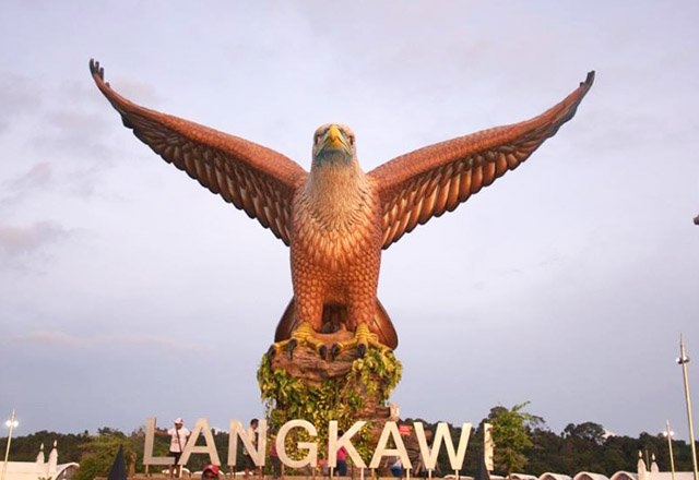 Du hí ở "xứ sở đại bàng" Langkawi và những trải nghiệm không thể quên - 4 Quảng trường đại bàng ở Langkawi
