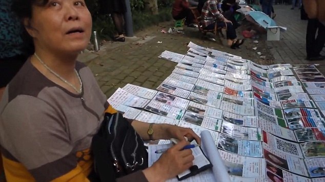 Bên trong khu chợ... mai mối hôn nhân độc đáo ở Thượng Hải - 1 Phiên chợ thu hút phần đông lượng khách là các bậc phụ huynh