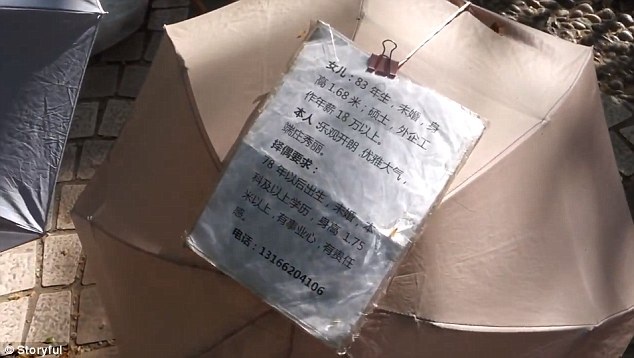 Bên trong khu chợ... mai mối hôn nhân độc đáo ở Thượng Hải - 4 Thông tin về một cô gái sinh năm 1983 chưa kết hôn được liệt kê rất đầy đủ chi tiết, đính kèm số điện thoại liên lạc