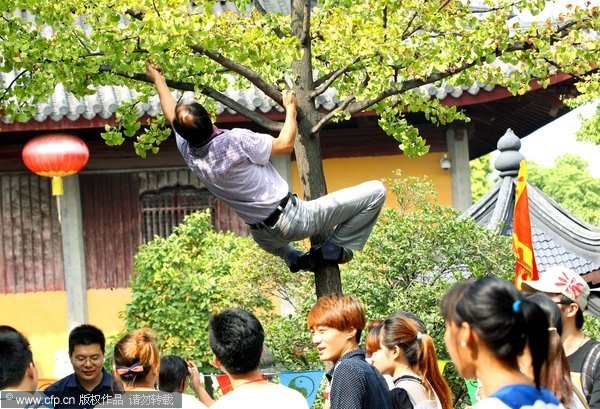 Khách Trung Quốc đốt tiền ở Đà Nẵng bị liệt vào danh sách đen - 2 Hành vi cư xử kém văn minh của công dân nước mình khiến chính quyền Trung Quốc đau đầu