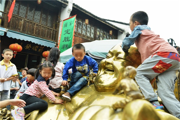 Khách Trung Quốc đốt tiền ở Đà Nẵng bị liệt vào danh sách đen - 5 Khách Trung Quốc đốt tiền ở Đà Nẵng bị liệt vào danh sách đen - 5