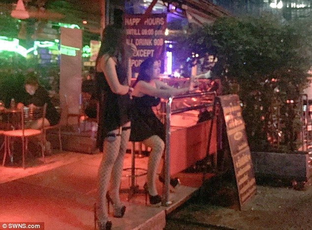 Gái mại dâm mặc đồ đen trong ngày "phố đèn đỏ" Thái Lan mở cửa trở lại - 3 Gái mại dâm mặc đồ đen trong ngày "phố đèn đỏ" Thái Lan mở cửa trở lại - 3