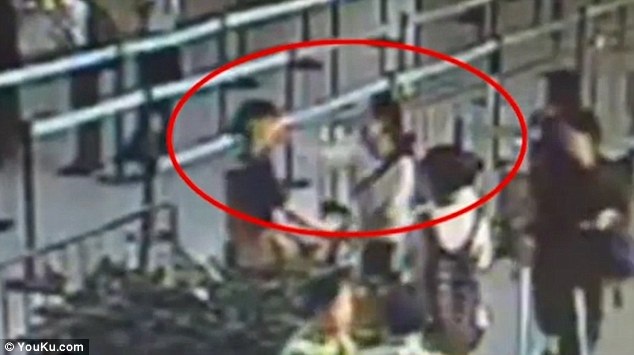 Khách Trung Quốc tát nhân viên sân bay vì không được mang hành lý quá khổ - 3 Trương thẳng tay tát nữ nhân viên