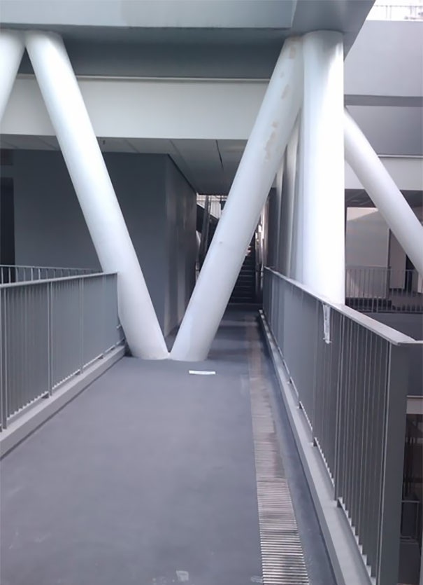 Những công trình thiết kế lạ đời khiến người dùng ... phát hờn - 2 Ý tưởng độc đáo với những chiếc cột chống ở tư thế khá vô duyên trong một trường học.