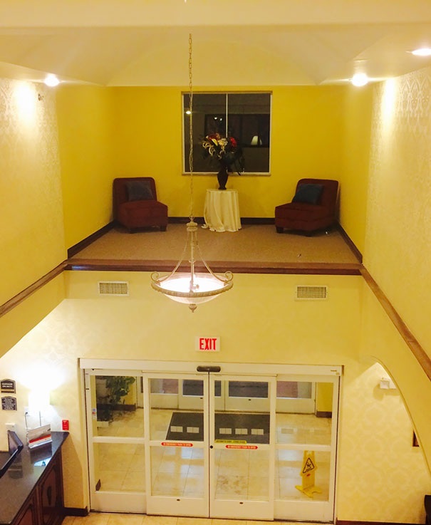 Những công trình thiết kế lạ đời khiến người dùng ... phát hờn - 3 Phòng khách không dành cho người yếu tim.