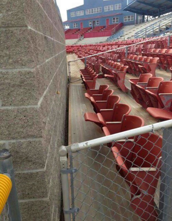 Những công trình thiết kế lạ đời khiến người dùng ... phát hờn - 7 Một góc của sân vận động với chỗ ngồi có tầm nhìn không thể tồi hơn.