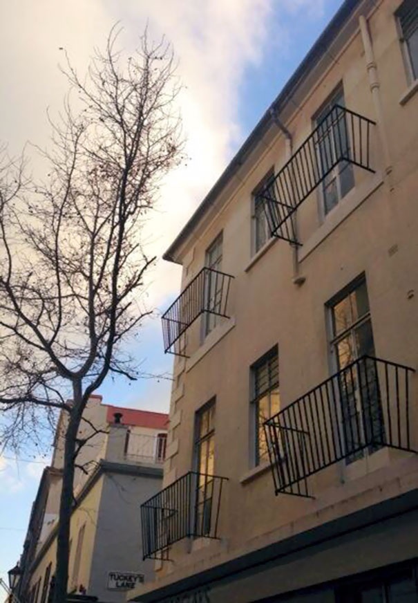 Những công trình thiết kế lạ đời khiến người dùng ... phát hờn - 8 Người thiết kế muốn thử cảm giác rơi tự do mới có ban công kiểu này.