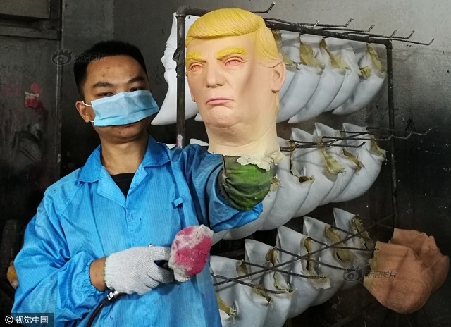 Xưởng sản xuất mặt nạ tân Tổng thống Mỹ Donald Trump "sốt hàng" - 1 Bên trong xưởng sản xuất mặt nạ của Trung Quốc