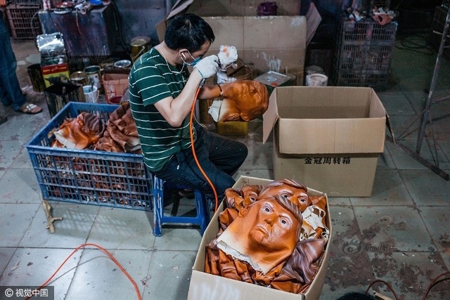 Xưởng sản xuất mặt nạ tân Tổng thống Mỹ Donald Trump "sốt hàng" - 5 Một người thợ đang phun sơn