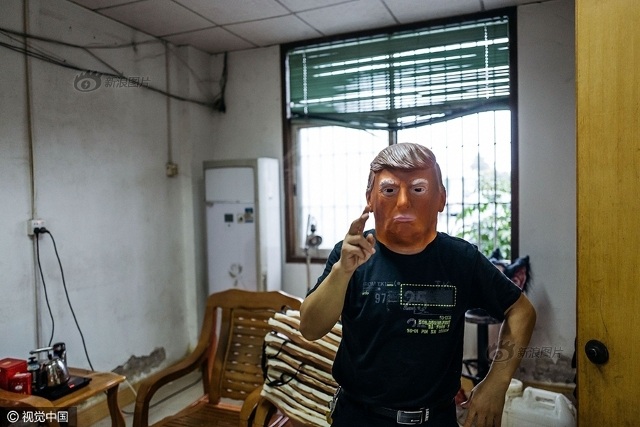 Xưởng sản xuất mặt nạ tân Tổng thống Mỹ Donald Trump "sốt hàng" - 8 Một người đội mặt nạ hình tân Tổng thống mới đắc cử Donald Trump.