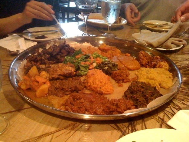 Những quy tắc ăn uống đặc biệt ở các quốc gia trên thế giới - 4 Khi dùng bữa ở Ethiopia, hãy quen với việc mọi người cùng nhau dùng chung một chiếc đĩa chứa đồ ăn lớn.