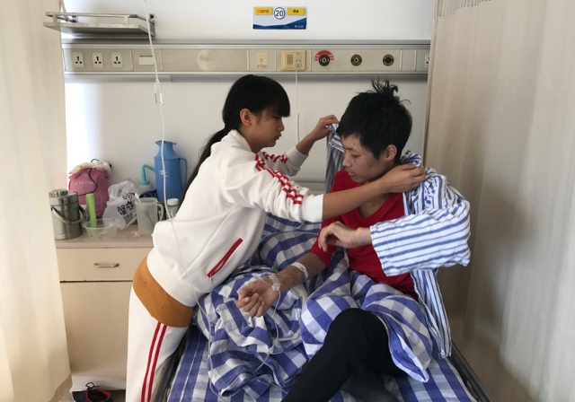 Cô gái 19 tuổi rao bán trinh tiết hơn 650 triệu đồng để cứu anh trai bị ung thư - 5 Hoa chăm sóc người anh 23 tuổi bị mắc bệnh bạch cầu