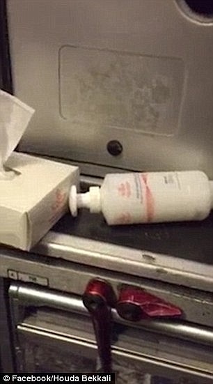 Du khách buồn nôn khi phát hiện gián chết trong suất ăn trên máy bay - 5 Trước đó, một vị khách cũng chụp hình ảnh gần chục con gián trong khu bếp trên máy bay
