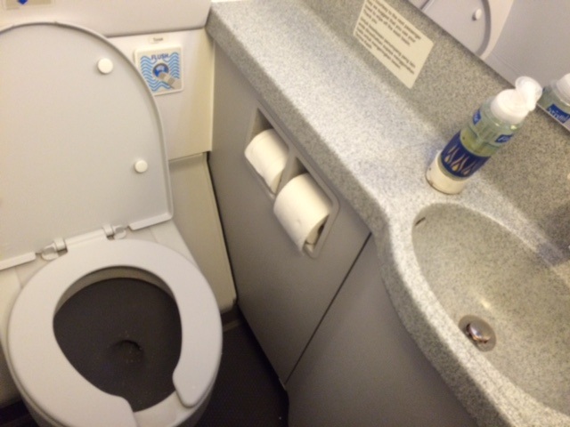 Chất thải trong nhà WC trên máy bay được xử lý thế nào? - 1 Lịch sử WC trên máy bay đã đi qua chặng đường rất dài – nhưng hiếm khi được ghi nhận một cách xứng đáng