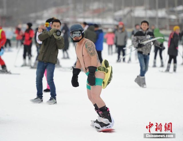 Dàn mẫu diện bikini giữa trời lạnh thu hút khách tới trượt tuyết - 4 Dàn mẫu diện bikini giữa trời lạnh thu hút khách tới trượt tuyết - 4