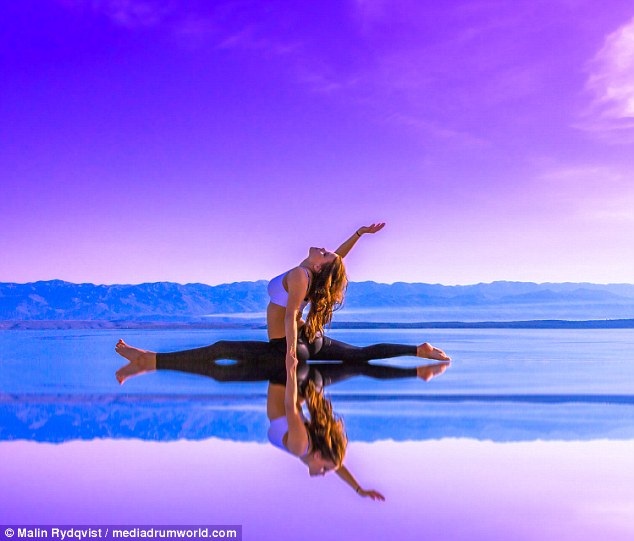 Nữ phi công xinh đẹp du lịch vòng quanh thế giới để tập yoga - 7 Nữ phi công luôn tranh thủ tập yoga ở mọi nơi