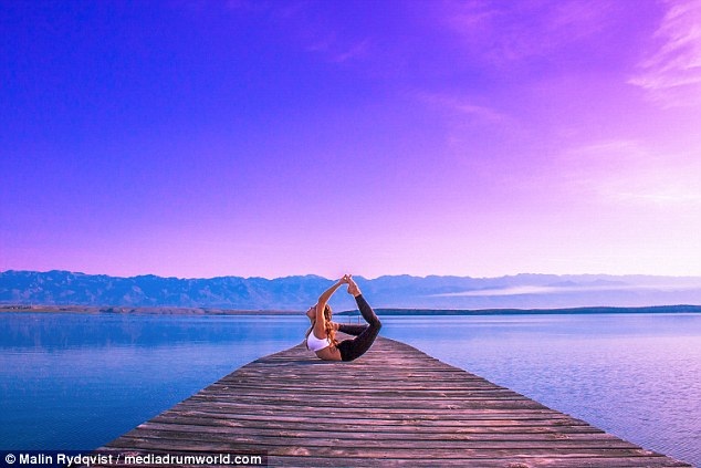 Nữ phi công xinh đẹp du lịch vòng quanh thế giới để tập yoga - 8 Cô nổi tiếng với những tư thế khó
