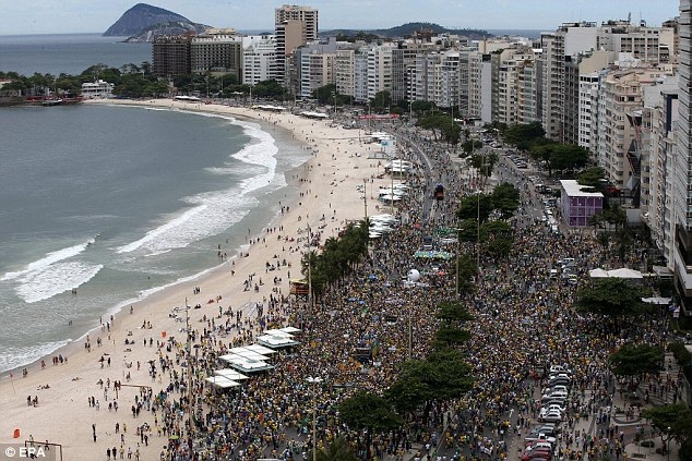 Lộ diện những điểm đến được "check in" nhiều nhất trên mạng xã hội 2016 - 8 Rio de Janerio nổi tiếng với bãi biển Copacabana và tượng Chúa Cứu Thế.