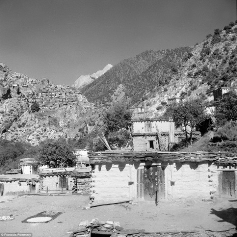 Hình ảnh thanh bình hiếm có của Afghanistan khi chưa xảy ra chiến tranh - 5 Nơi ở của những người Nuristan. Họ sống trong những túp lều gỗ ở độ cao trên 6000 feet so với mực nước biển.