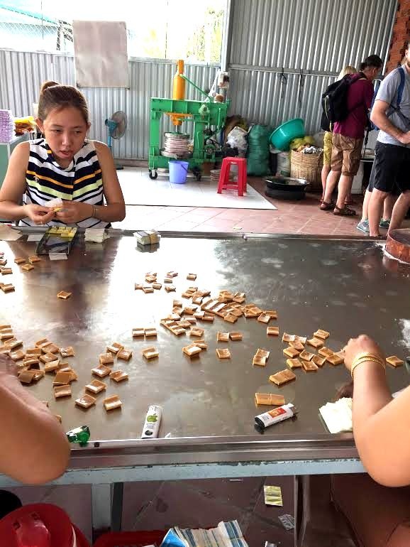 Kẹo dừa miền Tây được làm như thế nào? - 8 Kẹo dừa miền Tây được làm như thế nào? - 8