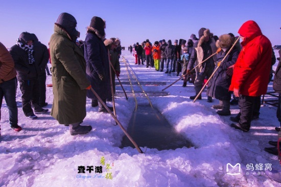 Họ cùng nhau đào hố sâu trên băng rồi mới thả lưới