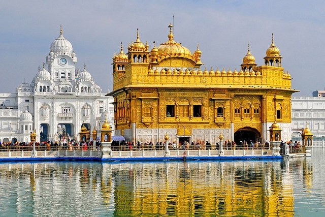 Ngôi chùa vàng ở Amritsar, phía tây bắc Ấn Độ, tiếp giáp với Pakistan