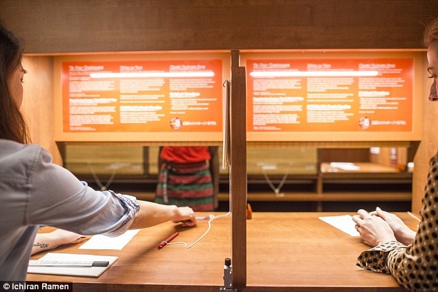 Khi ăn, thực khách sẽ chọn món ăn trong phiếu yêu cầu và đưa cho nhân viên